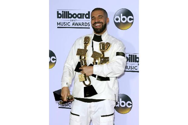 ...von seinem Kollegen Drake nicht geschlagen worden. Denn der konnte sich kaum halten vor Lachen. Und halten konnte er sein...