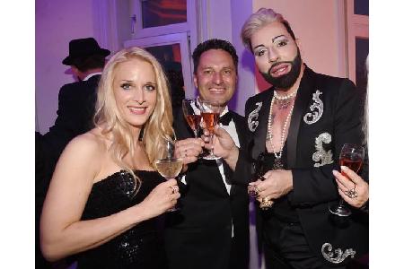 ...brachte der oft als Mode-Zar titulierte Harald Glööckler mit auf die Party. Was Schönheitschirurgie so alles leisten kann...