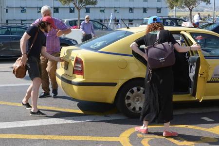 ...stieg auch nicht in eine luxuriöse Limousine ein, sondern gönnte sich ganz ungezwungen ein Taxi, das tatsächlich die Gepä...