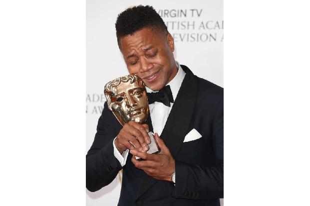 Unendlich verliebt schien Hollywoodstar Cuba Gooding Jr. in seine Trophäe zu sein. Ein attraktives Kerlchen ist er ja, der T... Unendlich verliebt schien Hollywoodstar Cuba Gooding Jr. in seine Trophäe zu sein. Ein attraktives Kerlchen ist er ja, der T...