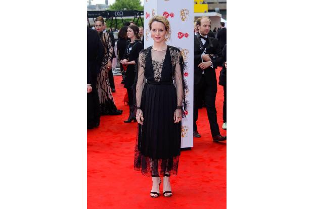 ...gestaltete sich da der Auftritt von Claire Foy. Zwar spielte die 'The Crown'-Darstellerin ebenfalls mit Transparenz, doch...