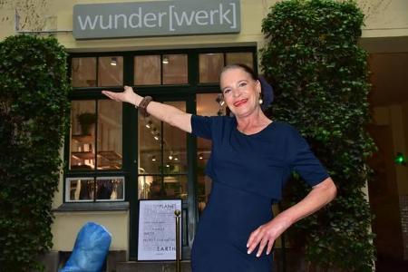 ...in Hamburg mit 25 ihre eigene Nobel-Boutique eröffnete. Zehn Jahre lief die, dann stand an einem Weihnachtstag plötzlich ...