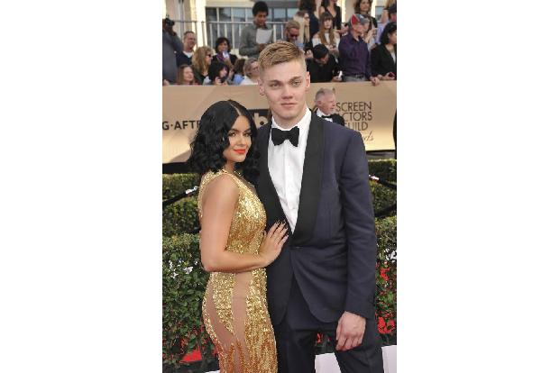 ...kaum die Finger voneinander lassen. Bei den SAG Awards Anfang des Jahres legten sie den ersten offiziellen Auftritt auf e...