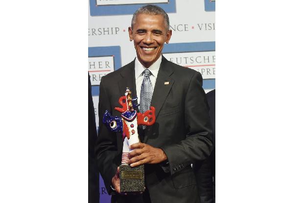 Nun kann ihn Barack Obama in Händen halten, den Deutschen Medienpreis in Form einer bunten Statue. Geld gibt es dafür nicht,... Nun kann ihn Barack Obama in Händen halten, den Deutschen Medienpreis in Form einer bunten Statue. Geld gibt es dafür nicht,...