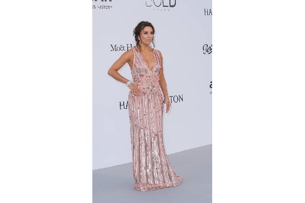 ...hatte ihre Kollegin Eva Longoria offenbar nicht nötig, weshalb sie sich für eine eher lockere Version entschied. Der roma...
