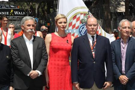 ...da wie in jedem Jahr natürlich nicht fehlen? Fürstin Charlène und Fürst Albert von Monaco. Denn was wäre das Rennen durch...