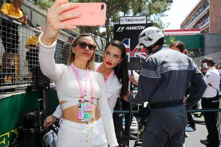 ...Männer waren aber für Model Adriana Lima eher zweitrangig. Lieber machte sie Selfies mit Rennfahrerin Carmen Jordá - die ...