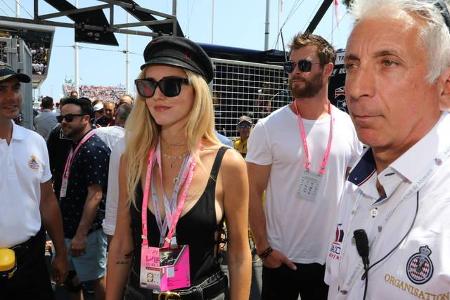 ...genau hinter Star-Bloggerin Chiara Ferragni blickte, konnte ihn wieder sehen, schon wieder: Chris Hemsworth. Ob er sich w...