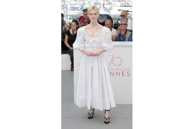 Cannes und große Designer gehören einfach zusammen. So auch bei Elle Fanning, die sich beim Photocall zu 'The Beguiled' für ... Cannes und große Designer gehören einfach zusammen. So auch bei Elle Fanning, die sich beim Photocall zu 'The Beguiled' für ...