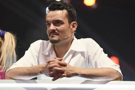 ...das Ex-Bro’Sis-Mitglied natürlich gespannt auf die Performance der anderen blickt - nicht aus Konkurrenzgründen, sondern ...