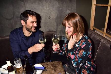 ...das Tuschelpaar genug gehabt haben. Ebenso wie Nastassja ist der Berliner in den Hotspots der Welt zuhause, ist mehrsprac...