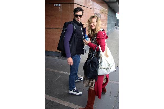 ...traute Zweisamkeit nicht unbemerkt blieb, schaute sie ganz verschmitzt, wie ein verliebtes Mädchen beim ersten Date. Ein ...