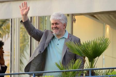 ...begrüßte er Cannes mit einen umso zufriedeneren Lächeln, als er endlich im Hotel Martinez angekommen war. Solange er zu s...