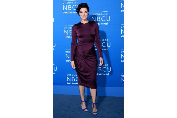 ...glänzendem Stoff brachte dann aber Jamie Alexander wieder etwas Sexappeal in die illustre Runde um die NBC Upfront Präsen...