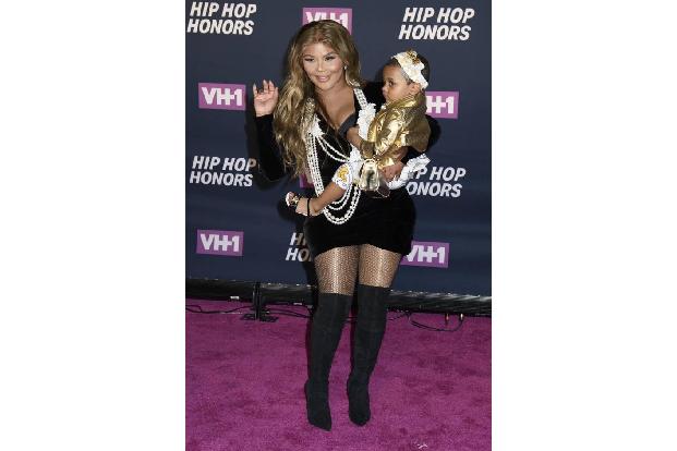 ...Royal Reign sie überhaupt erkennen würde, wenn Mama ihr alte Fotos von sich zeigt? Denn Lil’ Kim mutierte in den vergange...