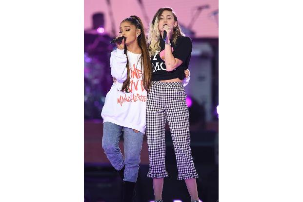 ...Motto des Konzerts prägnant wiedergab. Zusammen mit Miley Cyrus performte sie den viel gecoverten Hit 'Don't Dream It's O...