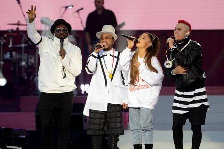 ...Einnahmen gespendet werden, hatte aber noch mehr Ariana zu bieten: Mit den Black Eyed Peas, die mittlerweile ohne Fergie ...