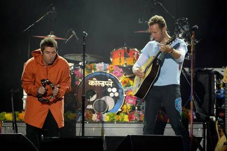 ...Herren fanden allerdings zusammen: Ex-Oasis-Sänger Liam Gallagher und Coldplay-Frontmann Chris Martin performten 'Live Fo...