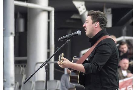 ...der gleiche Look, aber ein anderer Typ: Marcus Mumford, der ebenfalls ohne seine Sons auftrat. 