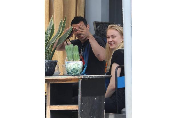 ...Joe Jonas feierte das mit einer auffordernden Geste. 