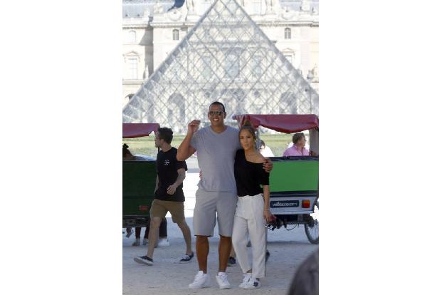 ...inszeniert ihre Beziehung zu Alex Rodriguez in Paris. 