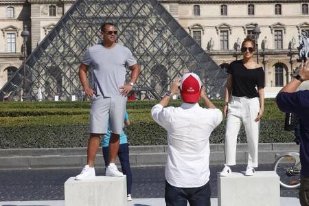 ...man am Wochenende in der französischen Hauptstadt eindeutig sehen. Ohne Bodyguards - zumindest hielten die sich gut verst...
