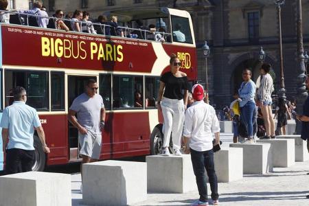 ...Jennifer Lopez und Alex Rodriguez. Da staunten wohl die Paris-Besucher nicht schlecht, als sie auf einmal einen Superstar...