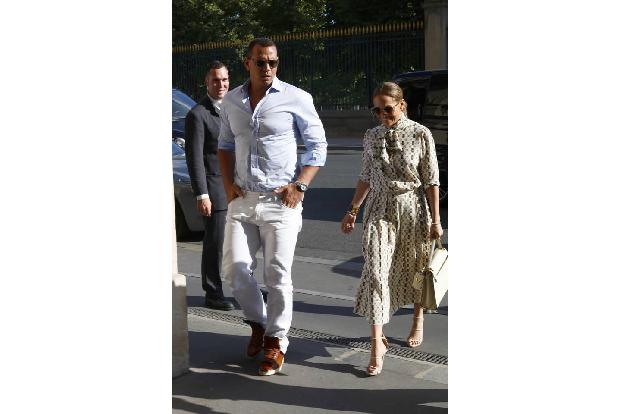 ...zuvor waren J.Lo und A-Rod schon in der Stadt der Liebe, allerdings noch nicht in lässigen Outfits. In den Louvre ging es...