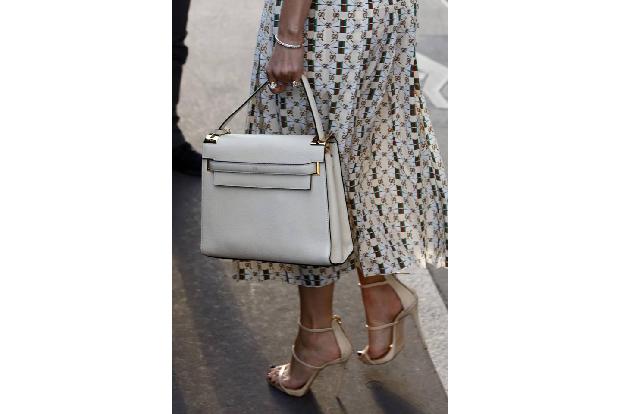 ...Mega-High-Heels. Eigentlich ganz J.Lo-like - eine Diva braucht eben auch bei einem Museumsbesuch kein bequemes Schuhwerk....