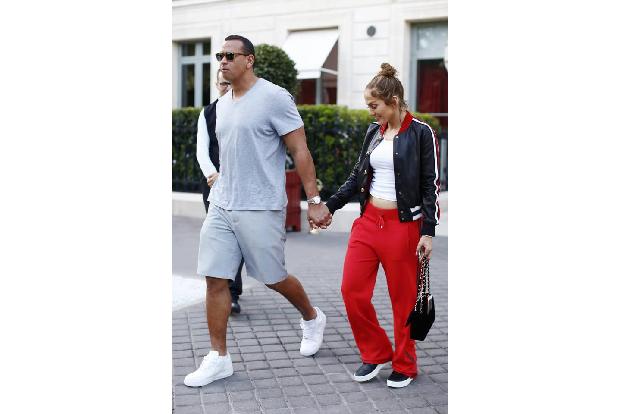 ...für den endgültigen Showdown ihrer Liebespräsentation dann doch der lässige Look bei beiden. Jennifer Lopez weiß, wie man...