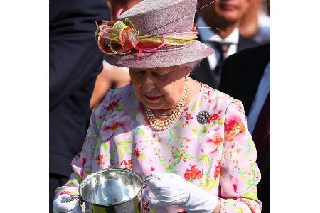 ...der Turniers schon verrät, muss Queen Elizabeth II. natürlich den Pokal überreichen. Aber so richtig überzeugt schien sie...