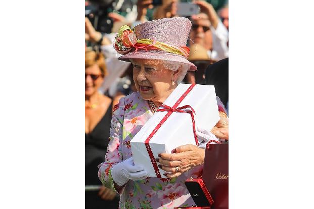 ...die Queen wohl dazu gesagt hätte, hätte sie das gesehen? Egal - denn das hat sie nicht. Elizabeth II. hatte schließlich a...
