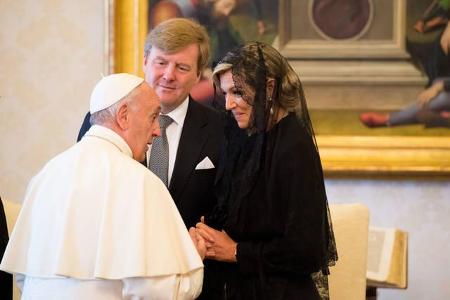 ...Papst Franziskus nicht jeder so nah zu Gesicht bekommen wird, wo die Königin der Niederlande auch einen schwarzen Schleie...