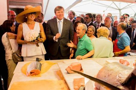 ...das Kleid, wo sie mal wieder auf einem Markt - dieses Mal in Sizilien und mit Fisch - war. Sie war stets perfekt gekleide...