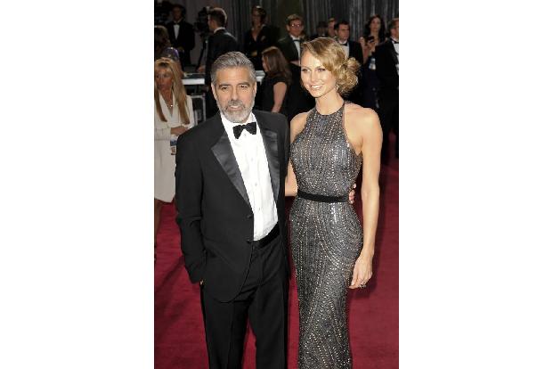...hatte Amal auch das richtige Händchen für George, der jahrelang als Womanizer verschrien war. Mit Stacy Keibler sah es vo...