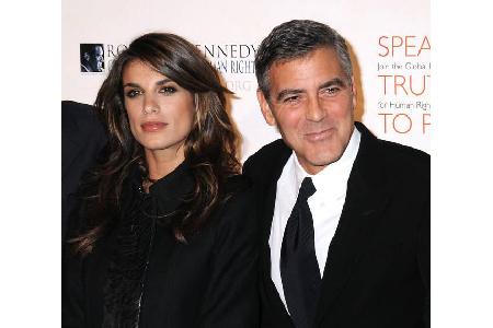 ...eine andere attraktive Dame an der Seite des Hollywoodstars zu sehen: Von 2009 bis 2011 waren Elisabetta Canalis und Geor...