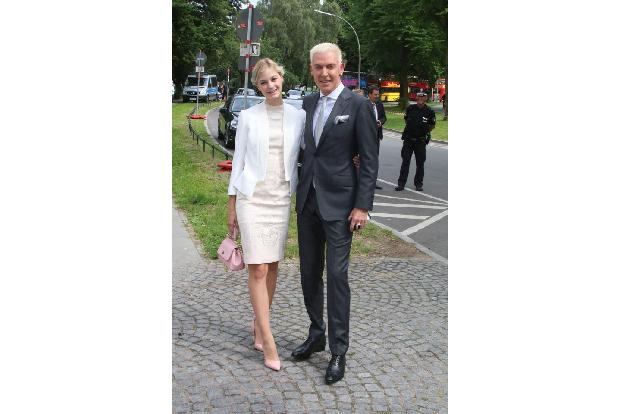 ...mit Prinzessin Anne den Geburtstag ihrer Mutter nachfeierte. An seiner Seite seine junge Model-Freundin Lysann Geller. Ob...