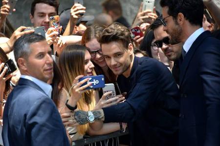 ...auf ein Foto von und vor allem mit ihrem Star hofften. Ganz Profi, der Liam ist - der 23-Jährige ist ja quasi mit Fan-Hys...
