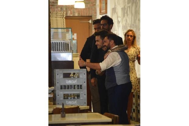 ...gibt ein Erinnerungsfoto, das er dann an die Wand hängen kann. Und so wurde Liam Payne einmal mehr zum Fotomotiv. Seine E...