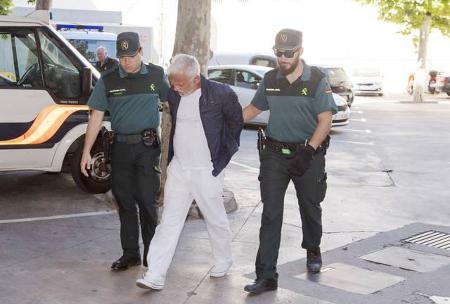 Ein Fotograf hielt die letzten Momente fest, bevor Nino de Angelo von zwei spanischen Polizisten in Handschellen ins Polizei... Ein Fotograf hielt die letzten Momente fest, bevor Nino de Angelo von zwei spanischen Polizisten in Handschellen ins Polizei...