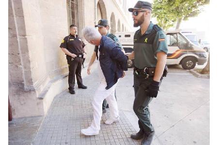 ...Larissa Rötungen im Gesicht hatte, wurde die Polizei gerufen. Der Verdacht: Nino de Angelo könnte seine Frau geschlagen h...