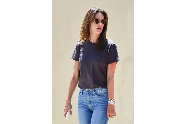 Bei Alessandra Ambrosio reicht ein simples T-Shirt und eine Jeans einfach aus, um gut auszusehen. Als sie wieder einmal in K... Bei Alessandra Ambrosio reicht ein simples T-Shirt und eine Jeans einfach aus, um gut auszusehen. Als sie wieder einmal in K...