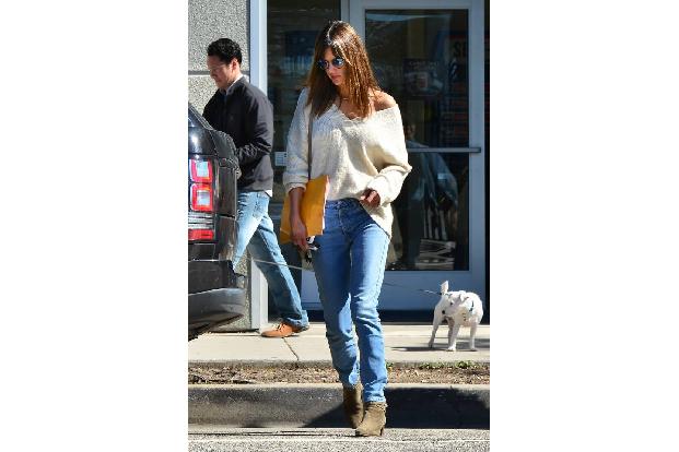 ...ist das bei Alessandra nur bloß eine Ausnahme, der irrt gewaltig. Das Topmodel ist ein echtes Jeans-Girl. 