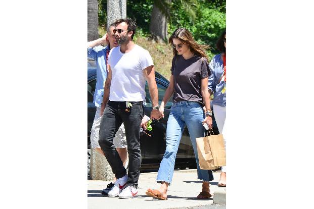 ...einen deutlichen Unterschied zu ihren privaten Looks gibt's ja trotzdem. Aber Alessandra Ambrosio ist schließlich in alle...