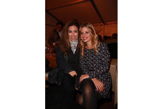 ...die gemütliche Premierenfeier danach nicht entgehen. Dort traf sie unter anderem Moderatorin Anastasia Zampounidis. Aber ...