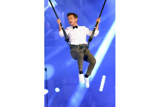 ...zwischen ihm und seiner Freundin Helene Fischer. Die reitet ja gerne mal in ihren Shows einen Drachen oder lässt sich vom...