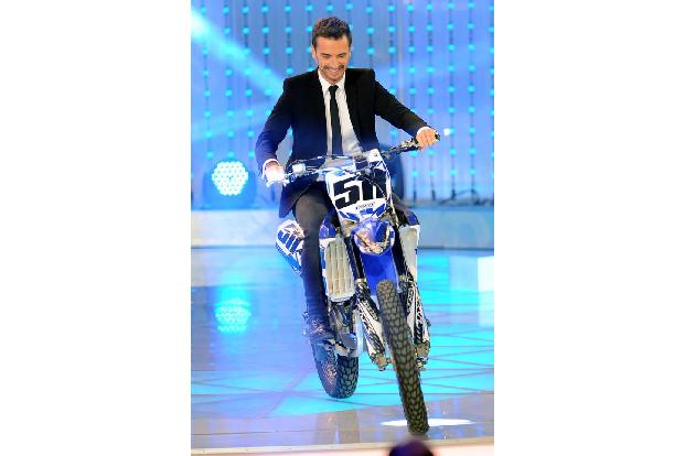 ...die Fans, die in dieser Show dann nochmals ins Staunen kamen. Im schnieken Anzug auf einem Crossbike rauschte Florian dur...