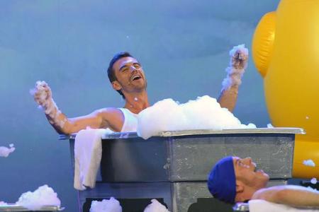 ...in der gleichen Sendung mit Klamotten in die Badewanne stieg, blieb unklar. Dabei war doch alles so gut beschäumt, dass n...