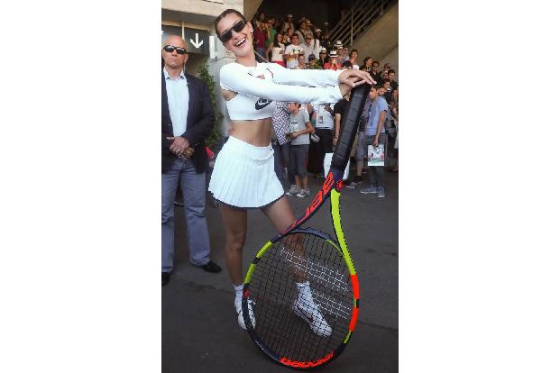 Bella Hadid ist einfach ein geborenes Model! Als die Amerikanerin am Wochenende die French Open in Paris besuchte, wurde woh... Bella Hadid ist einfach ein geborenes Model! Als die Amerikanerin am Wochenende die French Open in Paris besuchte, wurde woh...