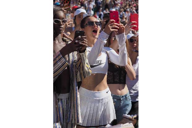...ließ Bella dann doch den Stars auf dem Platz den Raum und wurde selbst zum Fan. Wobei die Fotografen ja doch gerne das Mo...